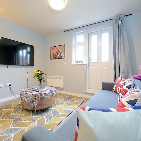 ロンドン2 Bed Terraced Flat Piccadilly Lineアパートメント エクステリア 写真