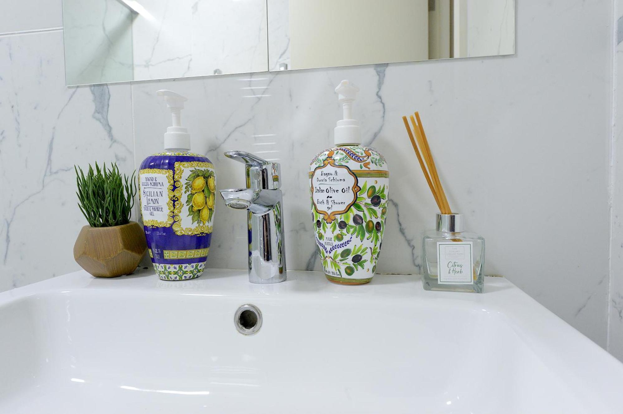 ロンドン2 Bed Terraced Flat Piccadilly Lineアパートメント エクステリア 写真