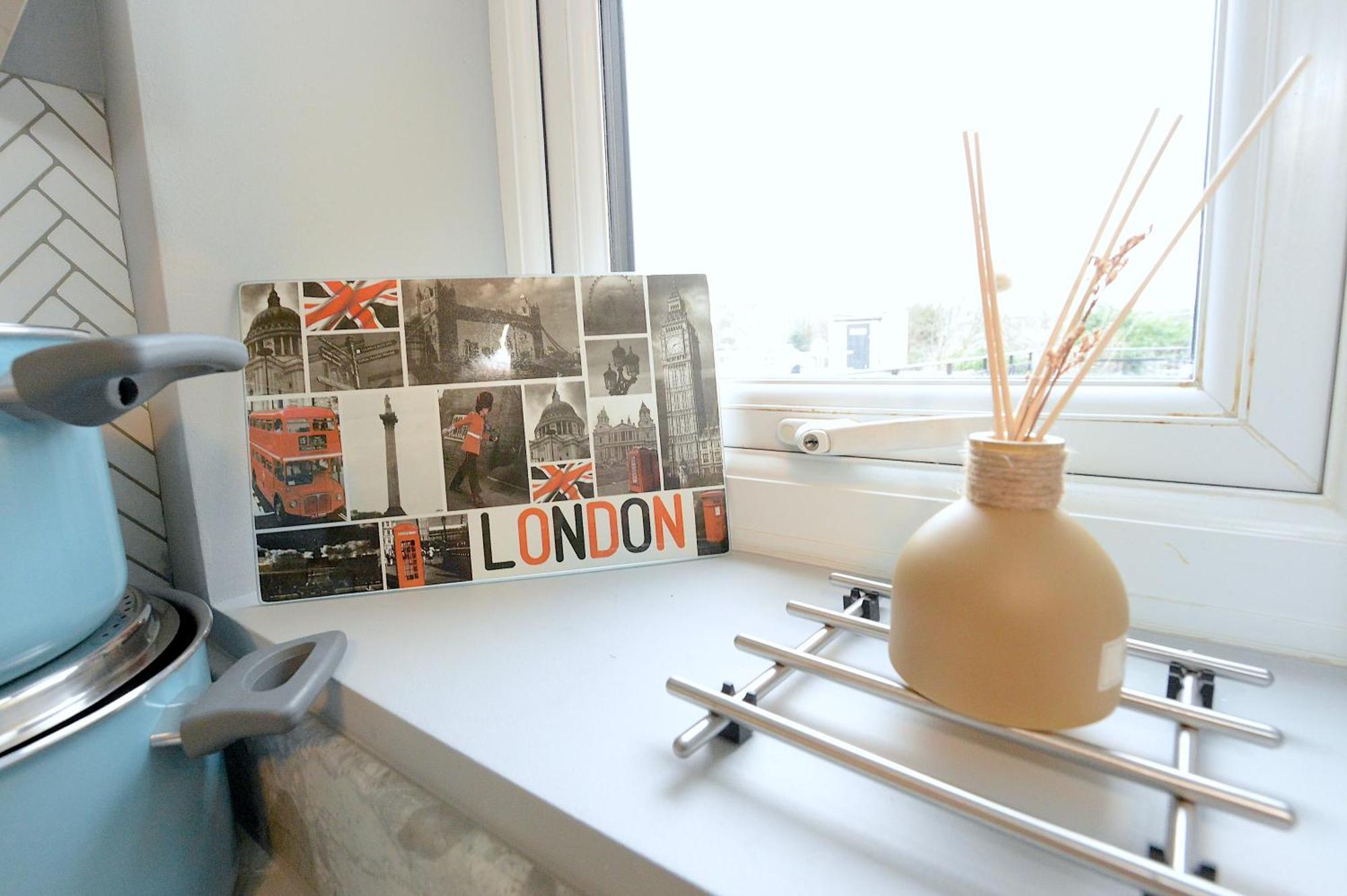 ロンドン2 Bed Terraced Flat Piccadilly Lineアパートメント エクステリア 写真